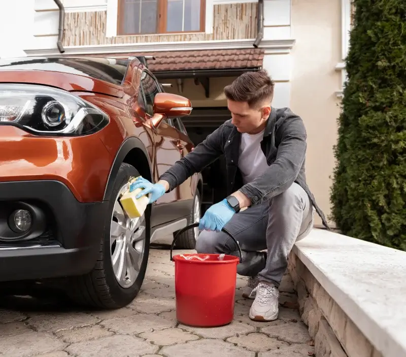 Lavage auto à domicile Sauzet : professionnel intervenant sur un véhicule